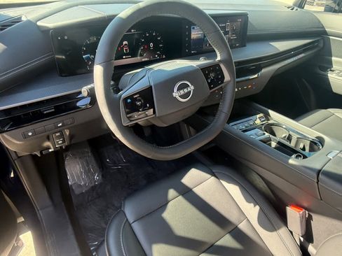 Certified 2025 Nissan Murano SV image 2