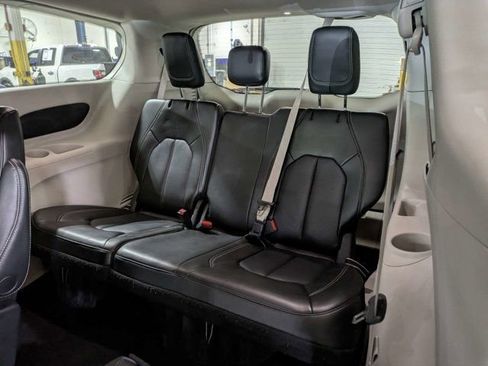 Used 2023 Chrysler Pacifica Touring-L FWD image 15