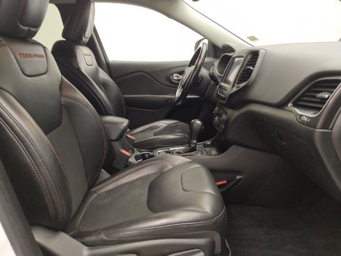 Used 2019 Jeep Cherokee Trailhawk w/ Comfort/Convenience Group AWD/4WD image 21
