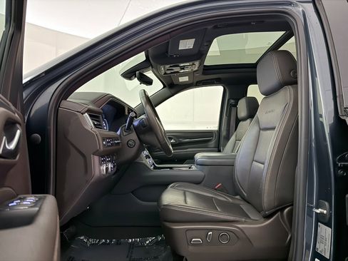 Used 2021 GMC Yukon Denali w/ Denali Premium Package image 18