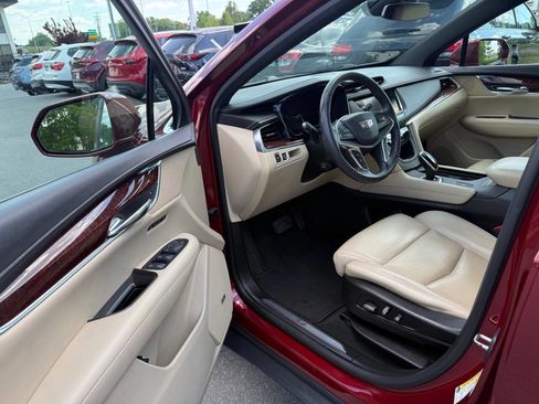 Used 2017 Cadillac XT5 Luxury w/ Driver Awareness Package FWD image 7