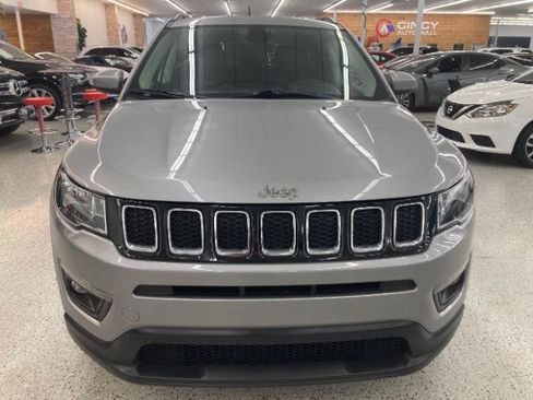 Used 2017 Jeep Compass Latitude w/ Cold Weather Group FWD image 3