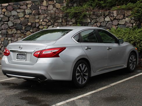 Used 2017 Nissan Altima 2.5 SV FWD image 9