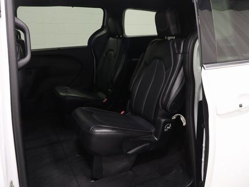 Used 2025 Chrysler Pacifica Select FWD image 13
