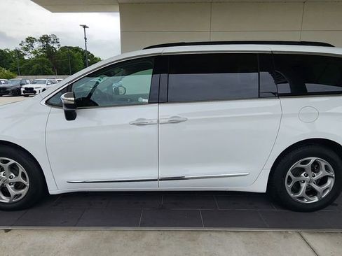 Used 2023 Chrysler Pacifica Limited FWD image 11