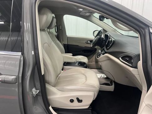 Used 2021 Chrysler Pacifica Touring-L FWD image 11
