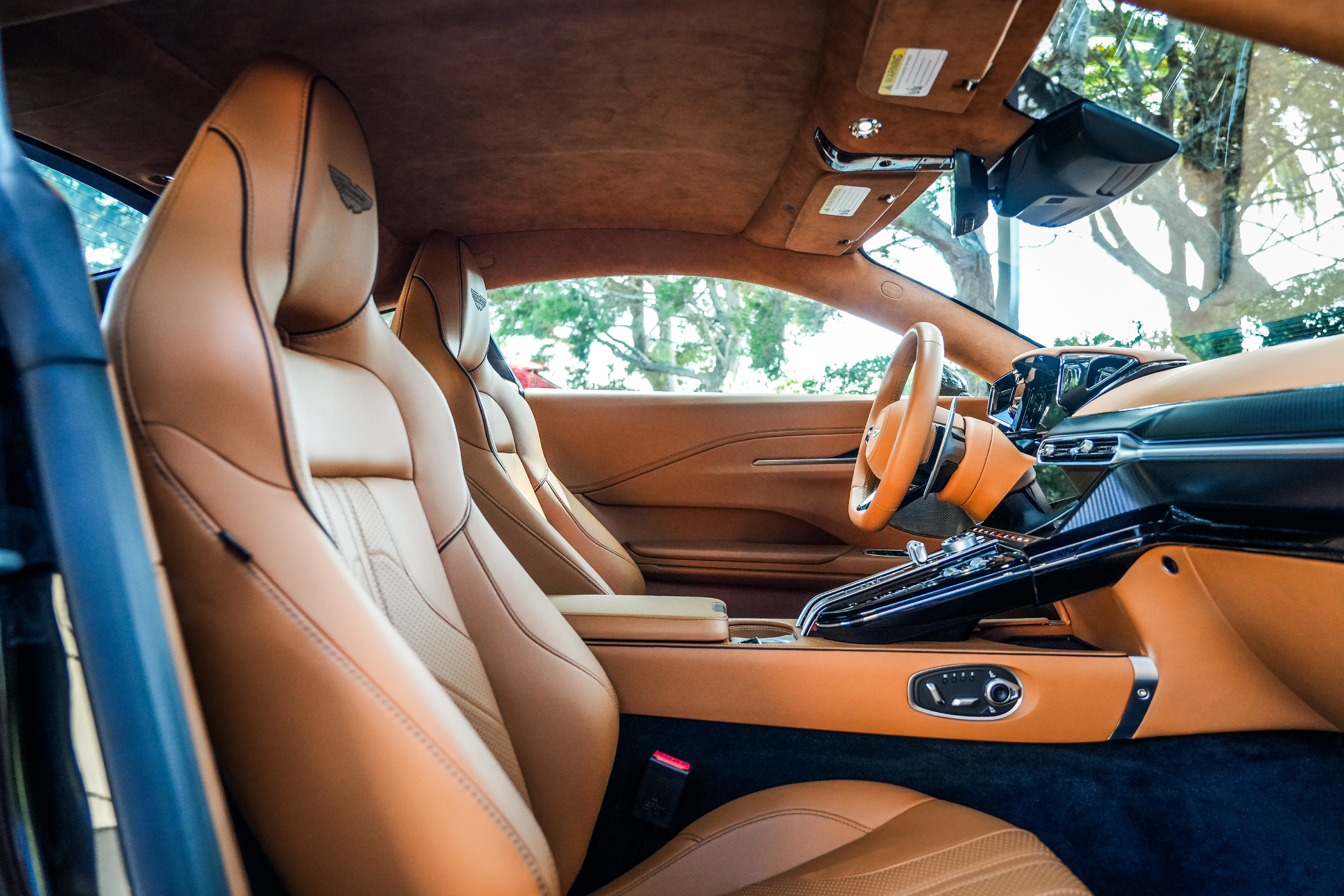 Used 2025 Aston Martin V8 Vantage Coupe RWD image 17
