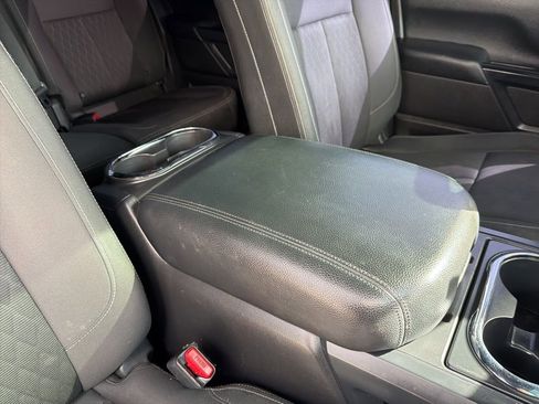 Used 2018 Nissan Titan SV w/ SV Convenience Package image 39