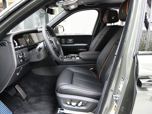 New 2025 Rolls-Royce Cullinan Black Badge image 9