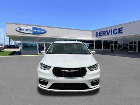 Used 2022 Chrysler Pacifica Touring-L w/ Uconnect Theater Family Group FWD image 2