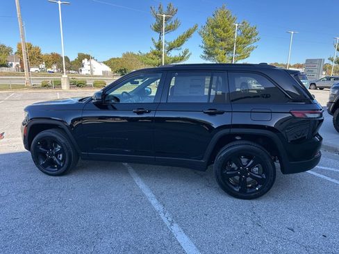 New 2025 Jeep Grand Cherokee Altitude image 19