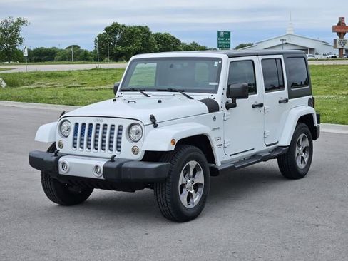 Used 2018 Jeep Wrangler Unlimited Sahara w/ Connectivity Group AWD/4WD image 3