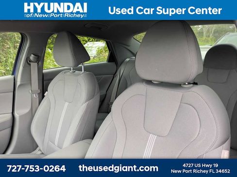 Used 2024 Hyundai Elantra SE FWD image 3
