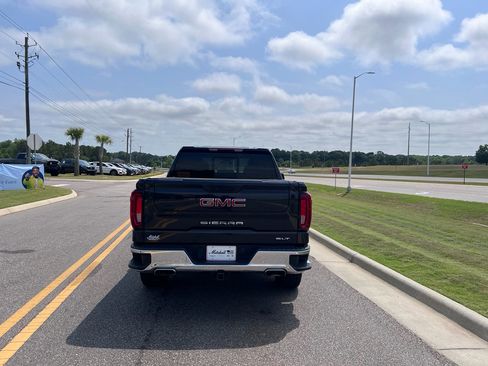 Used 2022 GMC Sierra 1500 SLT AWD/4WD image 9
