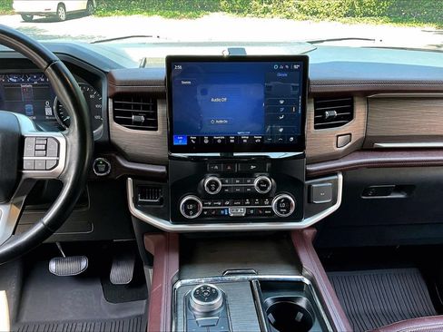 Used 2024 Ford Expedition Limited AWD/4WD image 9