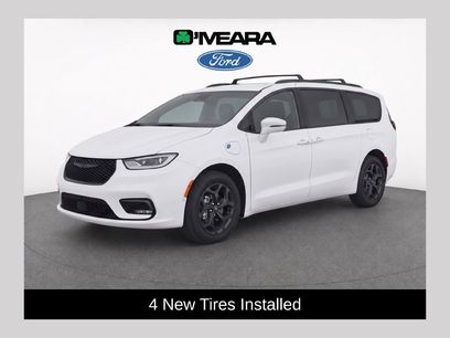 Used 2022 Chrysler Pacifica Touring-L w/ Uconnect Theater Family Group