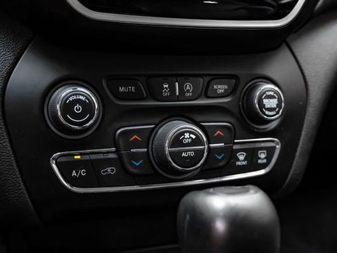 Used 2019 Jeep Cherokee Limited w/ Luxury Group AWD/4WD image 27