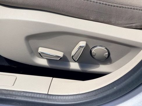 Used 2017 Ford Fusion SE FWD image 5
