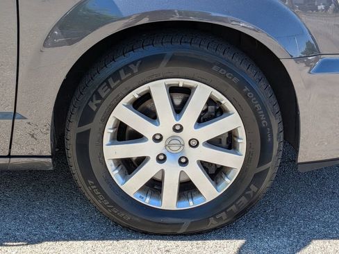 Used 2015 Chrysler Town & Country LX FWD image 9
