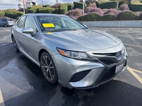 Used 2020 Toyota Camry SE image 1