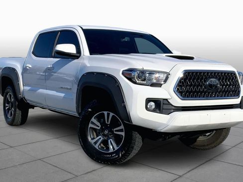 Used 2019 Toyota Tacoma TRD Sport image 2