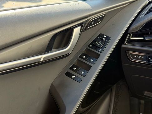 Used 2023 Kia Niro SX image 6