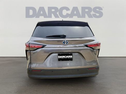 Used 2021 Toyota Sienna XLE image 5