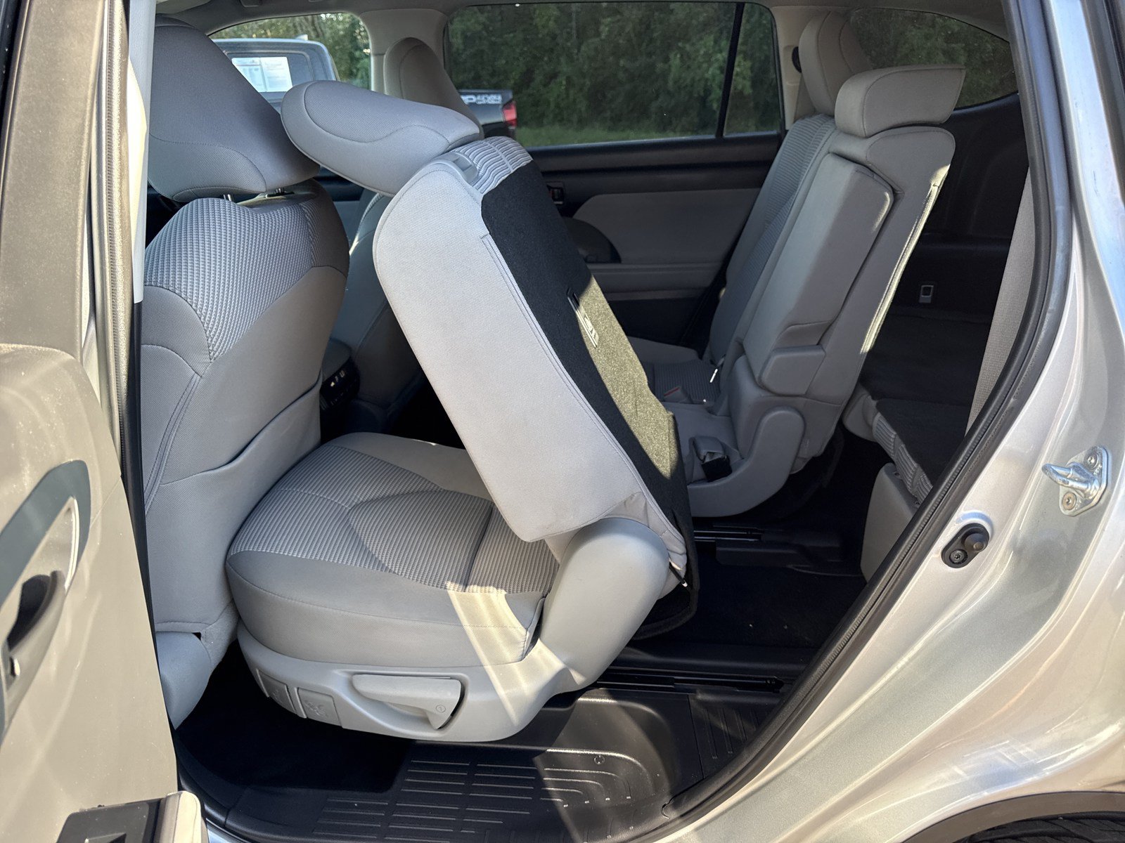 Used 2022 Toyota Highlander LE FWD image 14