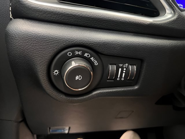 Used 2025 Chrysler Pacifica Limited FWD image 17