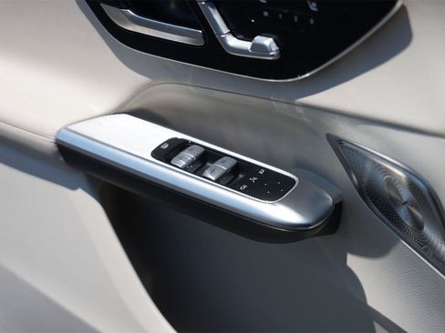 Used 2025 Mercedes-Benz GLC 350e 4MATIC image 30