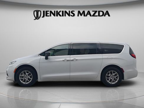 Used 2024 Chrysler Pacifica Touring-L image 7