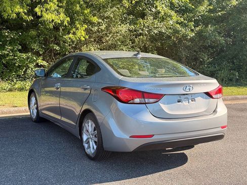 Used 2015 Hyundai Elantra SE w/ Option Group 03 FWD image 6