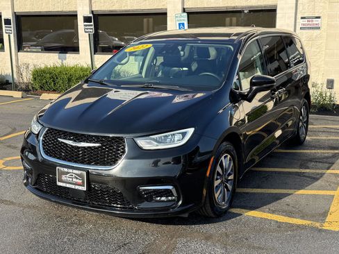 Used 2022 Chrysler Pacifica Touring-L image 4