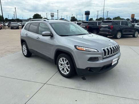 Used 2016 Jeep Cherokee Latitude FWD image 8