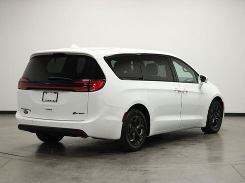 Used 2022 Chrysler Pacifica Limited w/ Uconnect Theater Family Group image 8