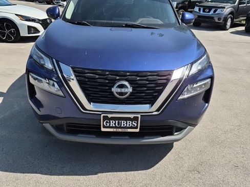 Used 2022 Nissan Rogue SV image 2