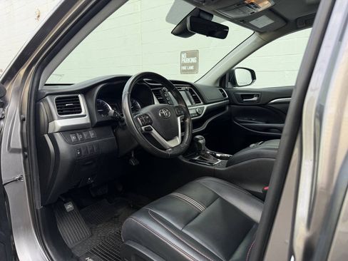 Used 2019 Toyota Highlander SE AWD/4WD image 12