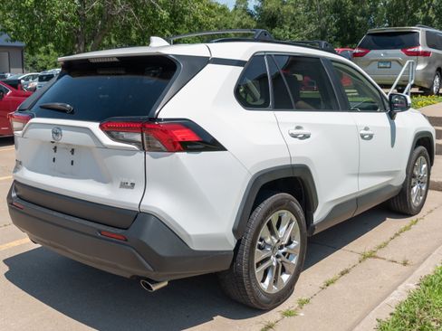 Used 2019 Toyota RAV4 XLE Premium FWD image 7