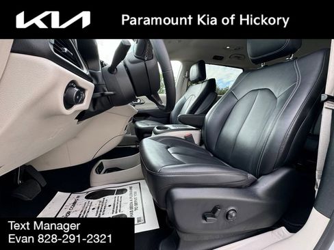 Used 2024 Chrysler Pacifica Touring-L image 4