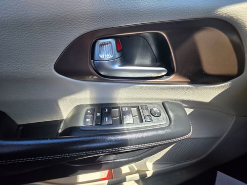 Used 2022 Chrysler Voyager LX FWD image 14