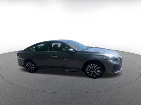 Used 2025 Nissan Altima 2.5 SV FWD image 2