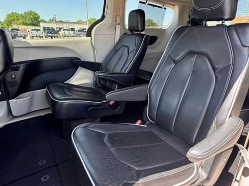 Used 2023 Chrysler Pacifica Limited FWD image 12
