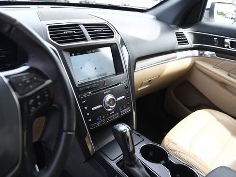 Used 2017 Ford Explorer Limited w/ Equipment Group 301A FWD image 14