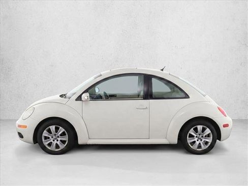 Used 2010 Volkswagen Beetle Coupe FWD image 4