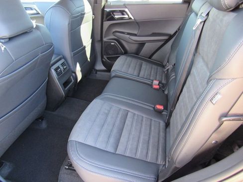 New 2025 Mitsubishi Outlander SE image 8