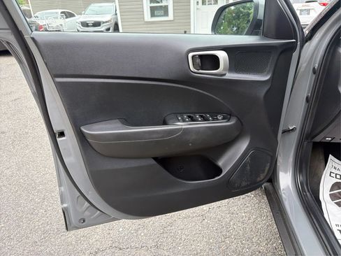 Used 2021 Hyundai Venue SE FWD image 32