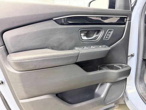 Used 2025 Honda Pilot Touring image 8