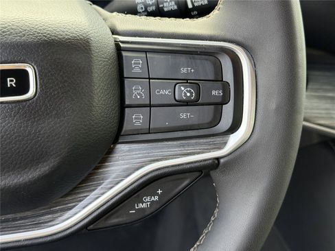 Used 2024 Jeep Wagoneer L Series II RWD image 29