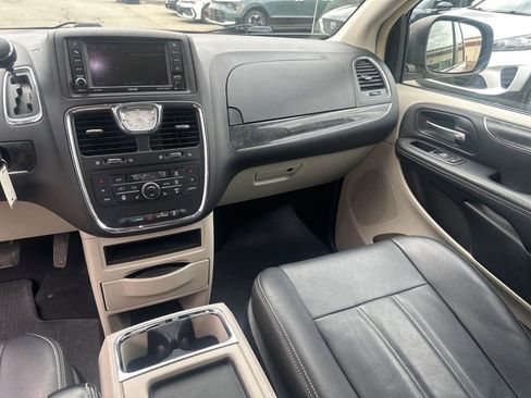 Used 2015 Chrysler Town & Country Touring w/ Driver Convenience Group image 25