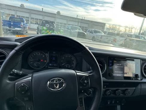 Used 2019 Toyota Tacoma TRD Sport image 7